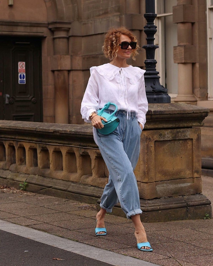 weite weiße bluse mit langen ärmeln wide leg jeans damen blaue schuhe und mini tasche stylishe outfits 2021 inspiration