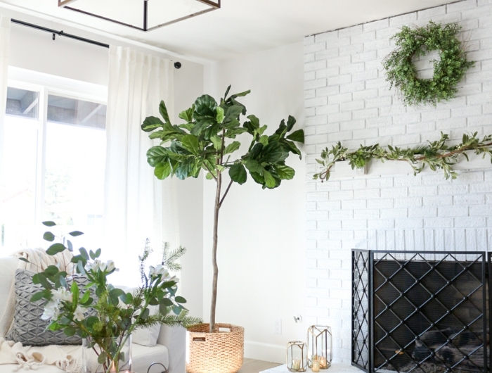weiße backsteinwand wohnzimmer mit kamin blaue liege deko pflanzen groß und klein hygge einrichtung inspiration 2021