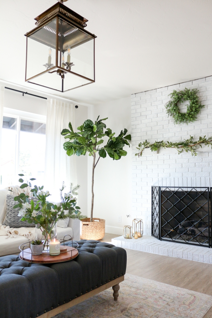 weiße backsteinwand wohnzimmer mit kamin blaue liege deko pflanzen groß und klein hygge einrichtung inspiration 2021