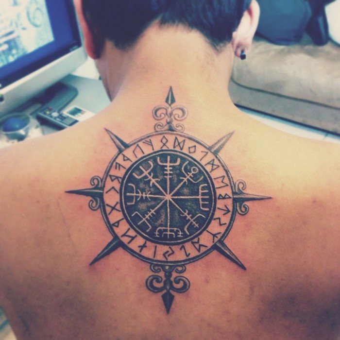 wikinger kompass tattoo nordische symbole odal rune germanische tattoos nordische tattoos mann ruücken schwarz