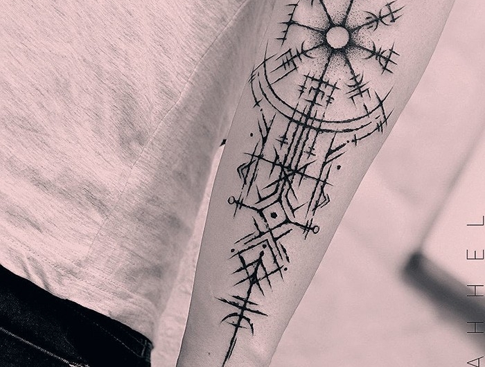 wikinger runen bedeutung helm von awe wikinger symbole tattoo tattoo wikinger mann vorarm