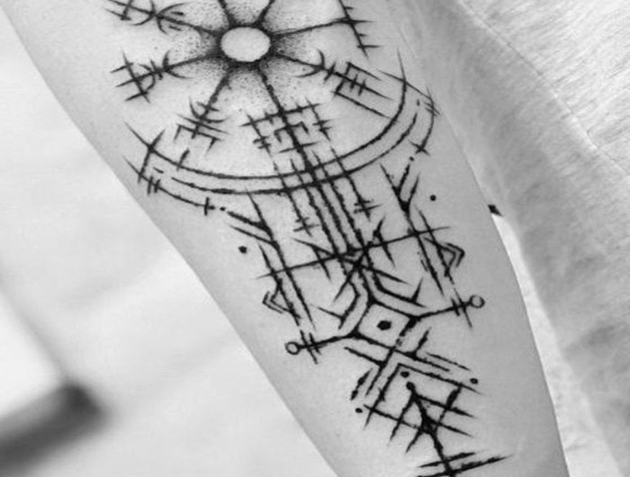 wikinger runen bedeutung helm von awe wikinger symbole tattoo tattoo wikinger mann vorarm (4)