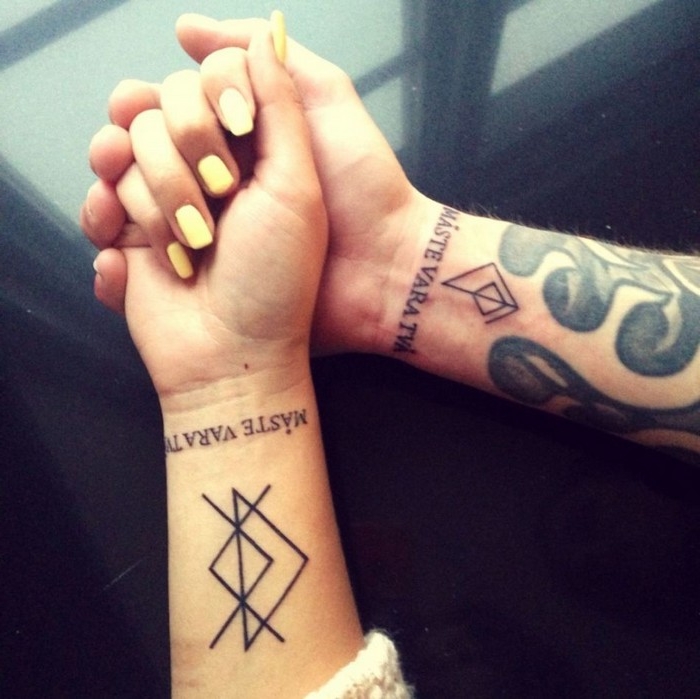 wikinger runen tattoo schwarze sonne wikinger tattoo nordische runen tatoo runen handgelenk mädchen zwei