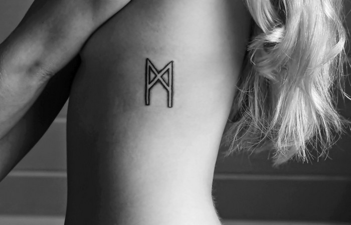 wikinger runen tattoo wikinger runen bedeutung tattoo wikinger mannaz rune tattoo rune mensch ich