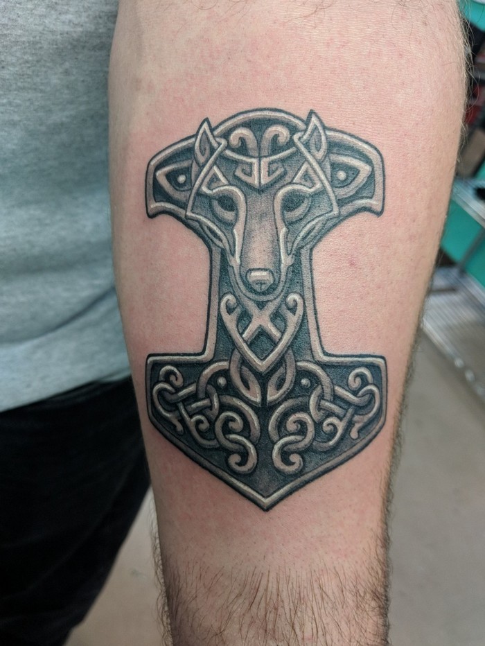 wikinger symbole tattoo runen tattoo thor hammer germanische runen wikinger tattoo nordische mythologie tattoo arm thor hammer