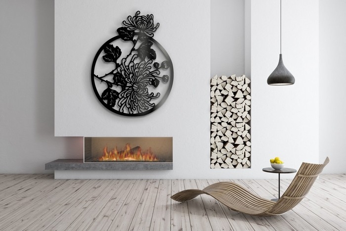 wohnzimmer japanischer stil wabi sabi interior japanischer minimalismus stroh stuhl metallampe wanddeko ornament schwarz