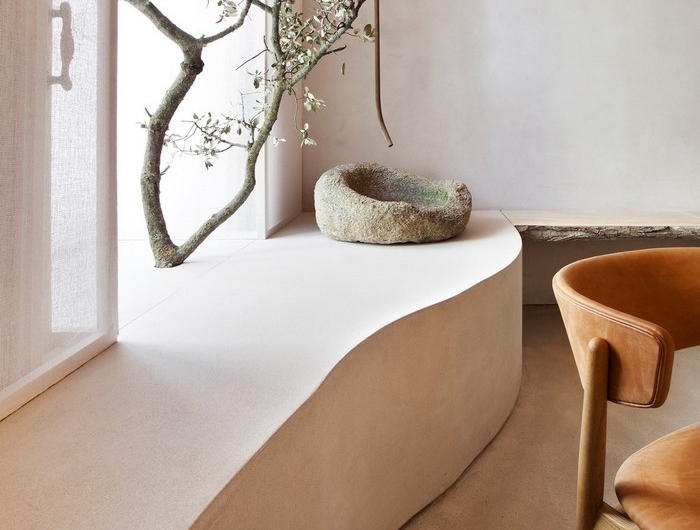 wohnzimmer japanischer stil wabi sabi wabi sabi interior japanische inneneinrichtung japanisches wohnzimmer minimalistisch weiße wände regal mit pflanzen deko