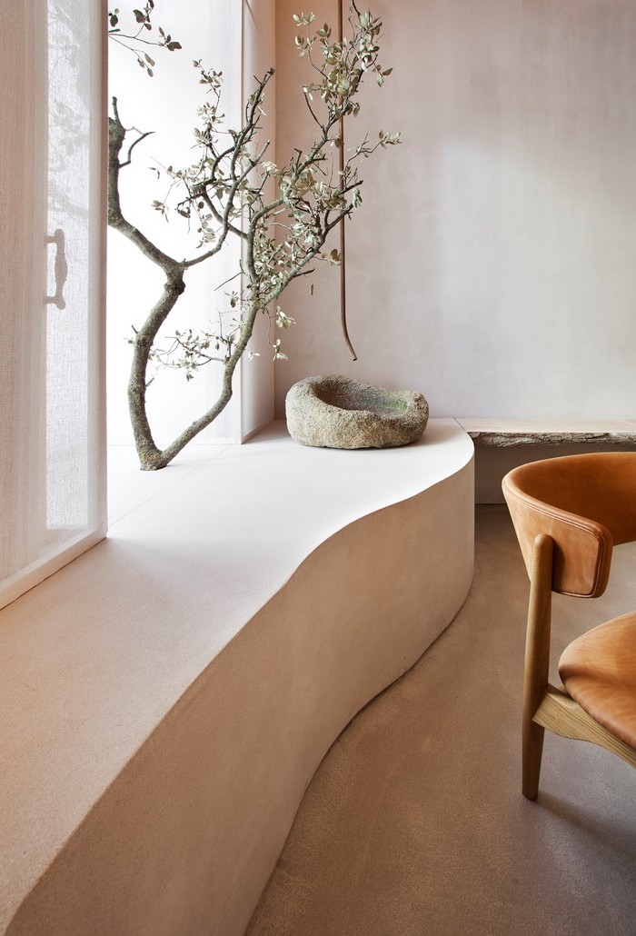 wohnzimmer japanischer stil wabi sabi wabi sabi interior japanische inneneinrichtung japanisches wohnzimmer minimalistisch weiße wände regal mit pflanzen deko