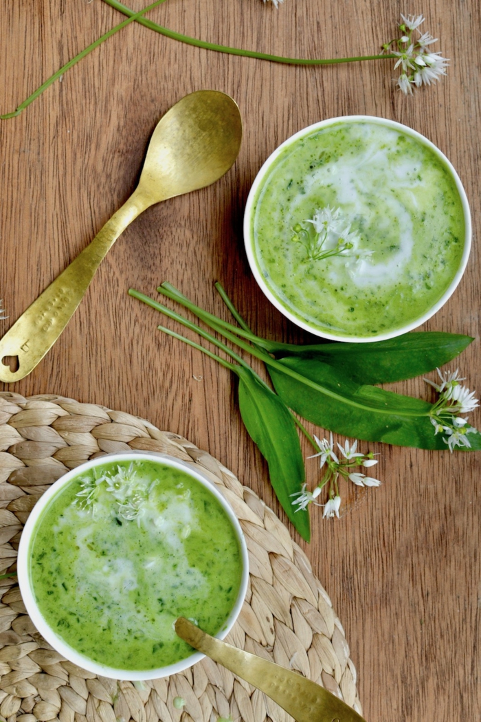 zwei schüssel mit einer grünen suppe bärlauchsuppe rezept frische blätter ein löffel