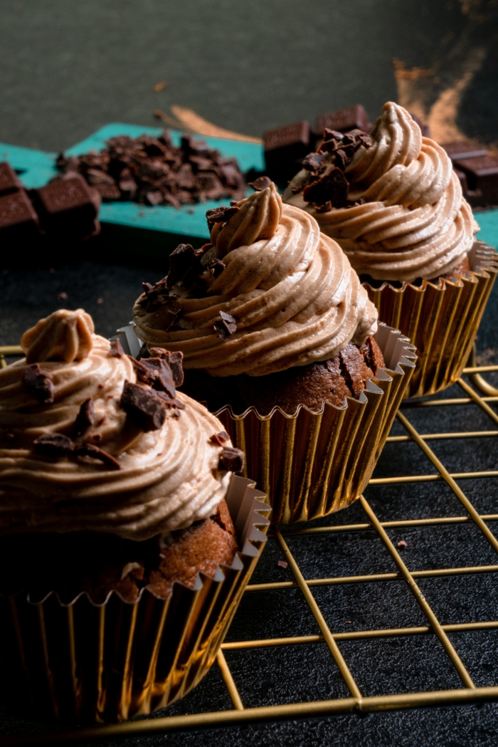 2 schoko cupcakes mit erdnussbutter creme schokoladenstückchen ritter sport schokolade leckere backideen für alle nachtisch ideen