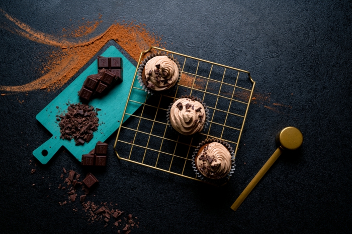 3 drei muffins auf einem rost gerieben schokolade ritter sport cupcakes schokolade rezept selber back leckere backideen inspiration