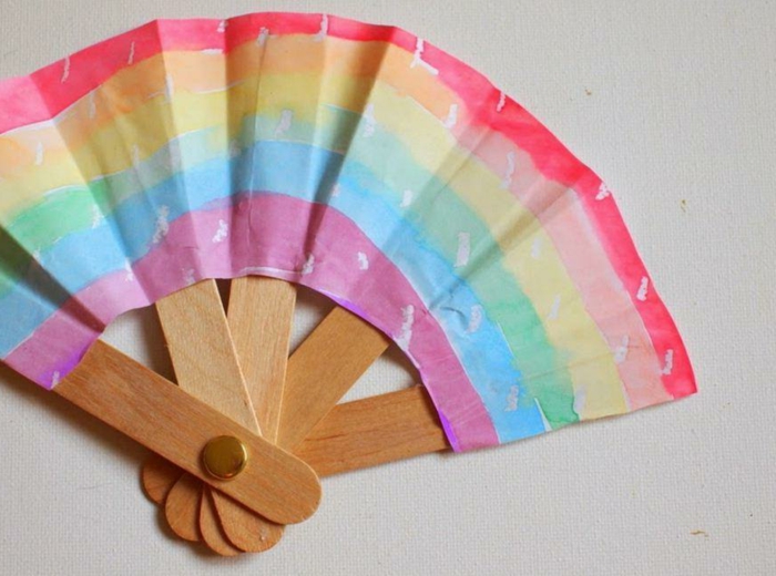7 fächer in bunten regenbogen farben selber basteln upcycling ideen eisstiele holz kreative bastelideen für kinder
