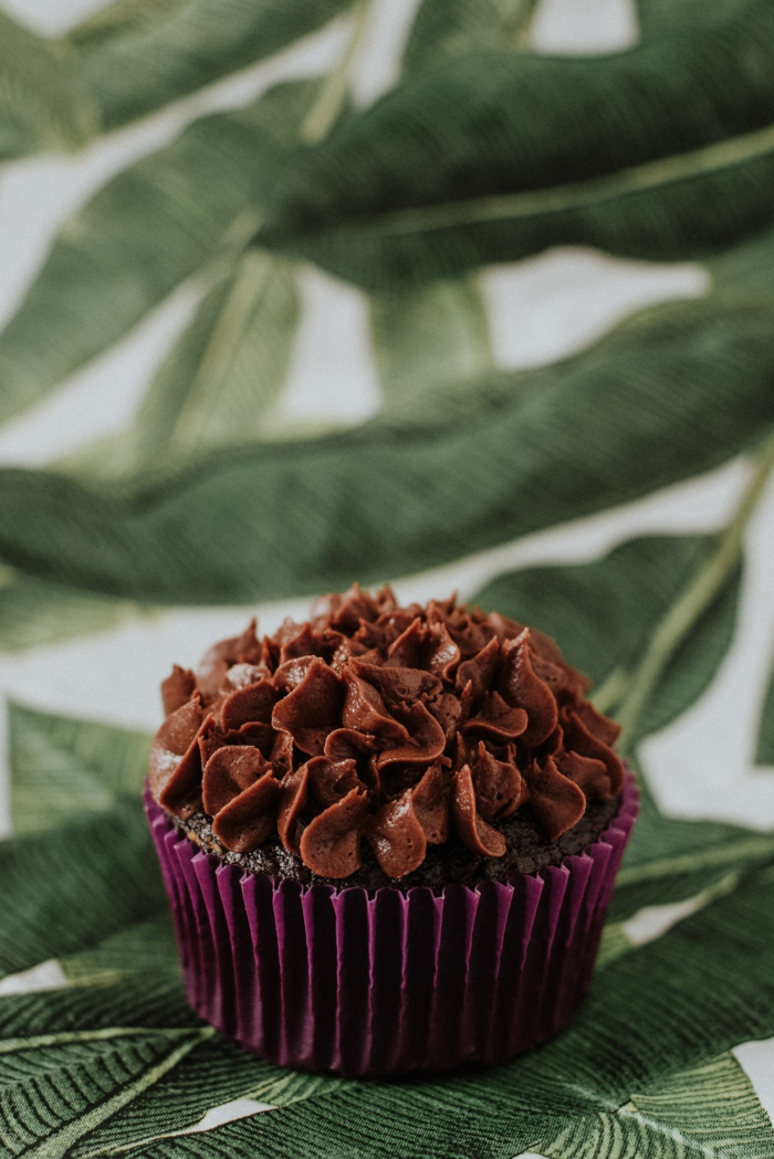 backen-ideen-kreativ-und-lecker-schokoladen-cupcakes-buttercreme-aus-schokolade-geburtstag-kind-dessert-selber-machen-inspiration