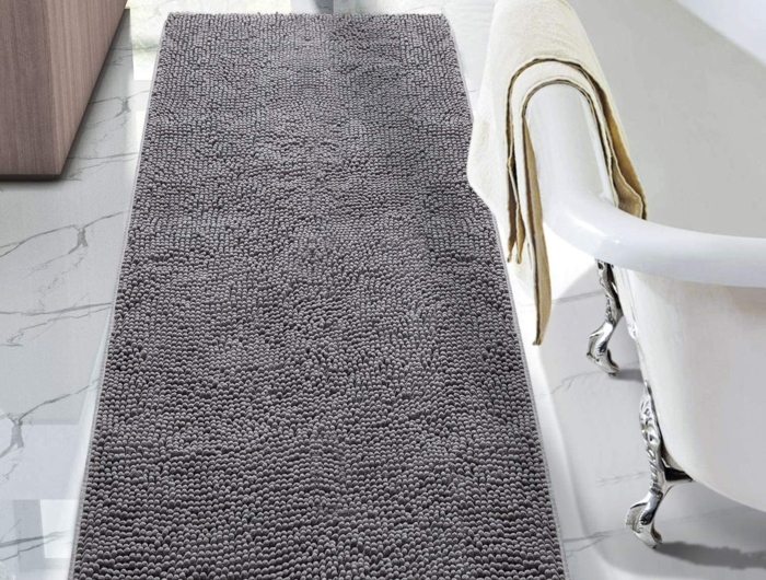 badezimmer einrichten tipps badezimmerteppich grau