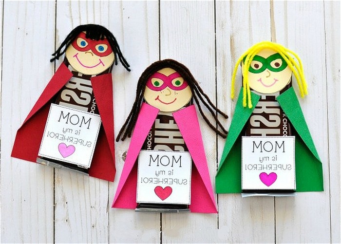 basteln für muttertag geschenk für mama basteln mit kindern basteln zum muttertag drei papierfiguren in rosa rot und grün basteln