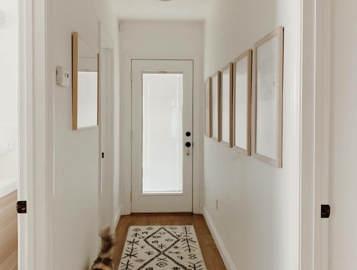 beiger teppich dekoriert mit verschiedenen figuren weißer flur ideen für den eingansbereich minimalistische blder an die wand 2021 interior design