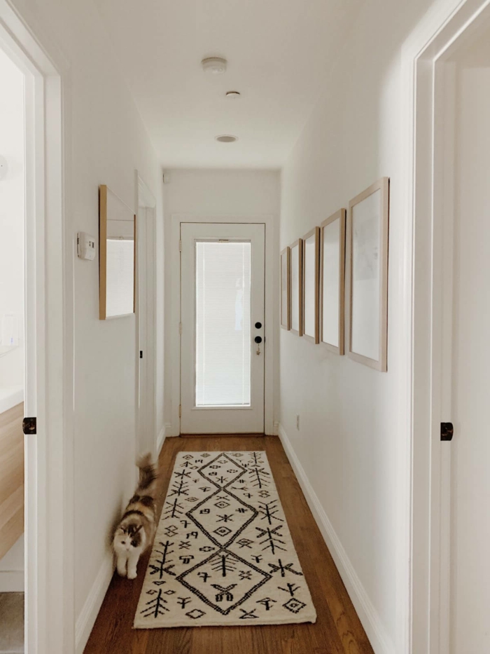 beiger teppich dekoriert mit verschiedenen figuren weißer flur ideen für den eingangsbereich minimalistische blder an die wand 2021 interior design