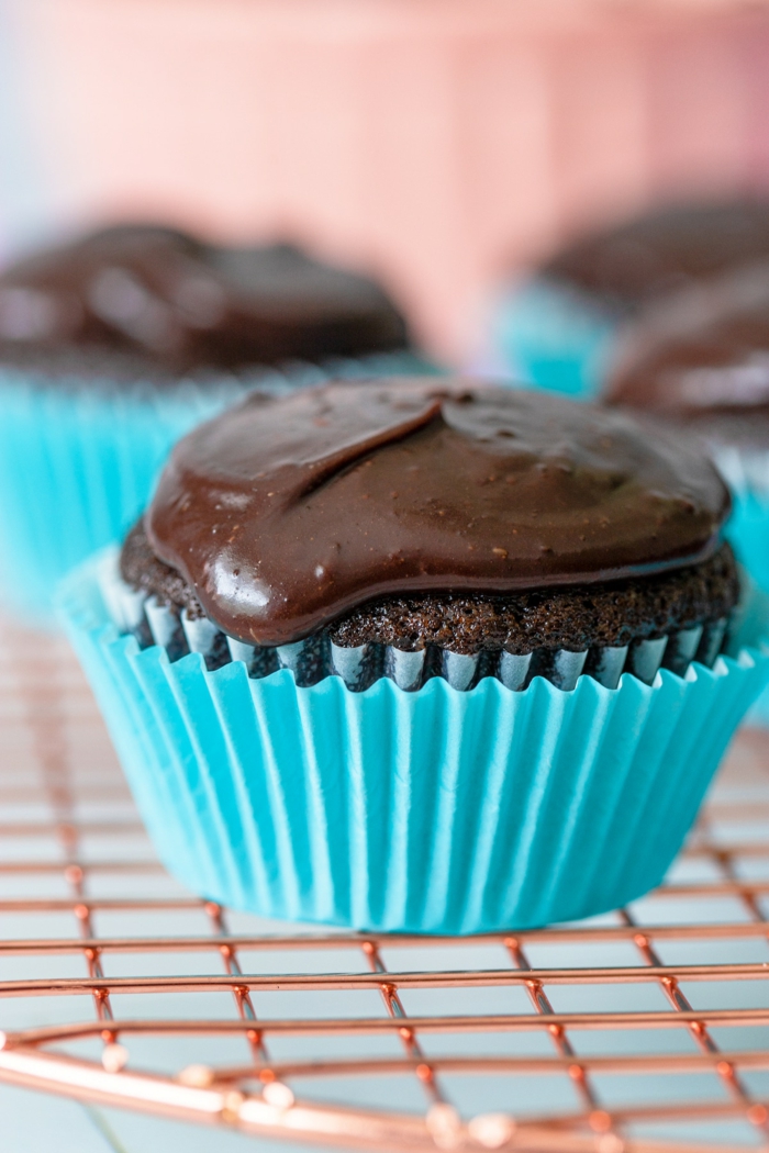 blaue muffinform buttercreme schoko cupcakes geburtstag aus schokolade selber backen leckere backideen