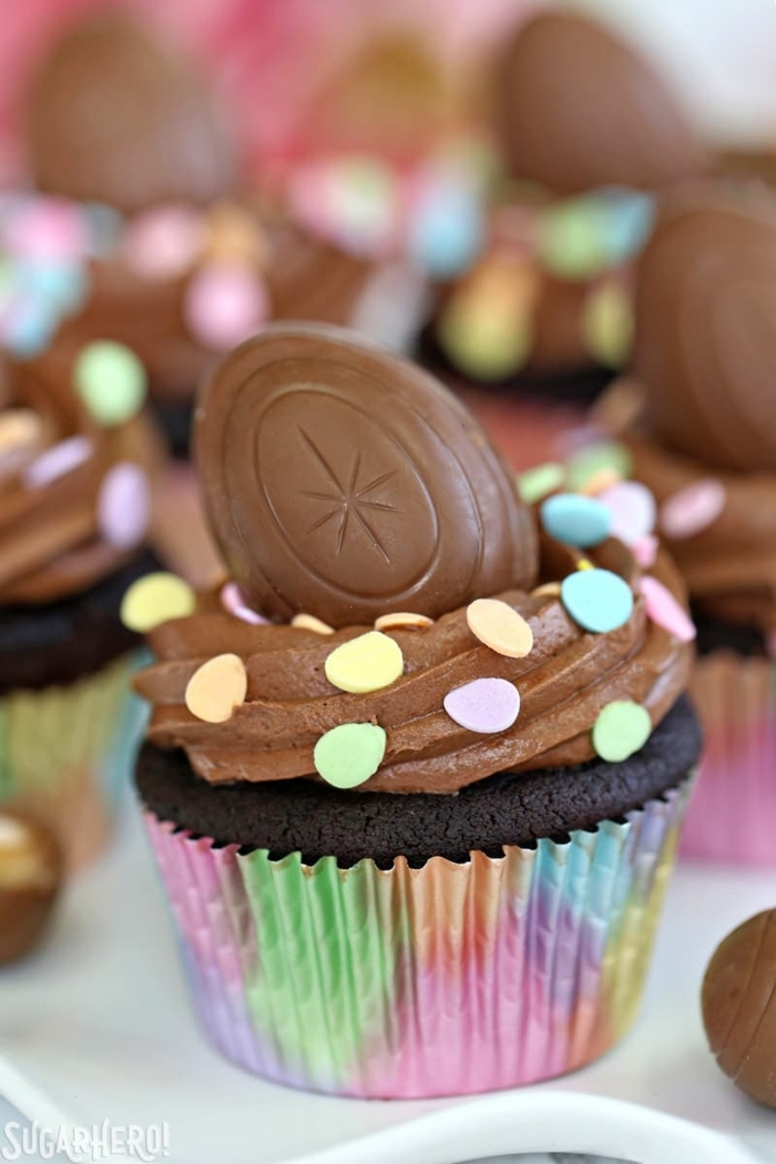bunte muffinform buttercream cupcakes aus erdnussbutter und schokolade schoko cupcakes selber machen leckere desserts ideen