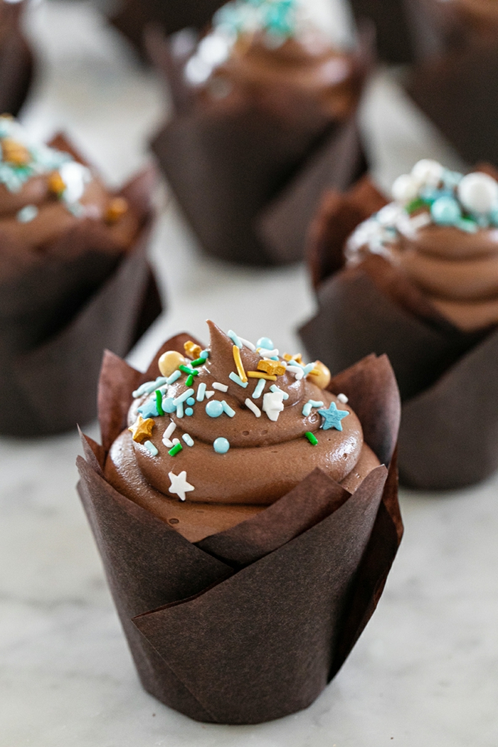 buttercream cupcakes bestreut mit bunten streuseln schokoladen cupcakes selber machen köstliche backideen