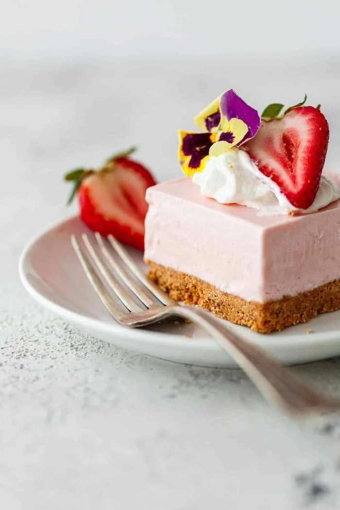 cheesecake dekoriert mit erdbeeren und blumen no bake cheesecake rezept dessert inspiration und ideen
