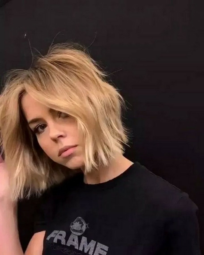 dame mit kurzen blonden haaren schwarzes t shirt mit aufschrift kurzhaarfrisuren inspiration frisuren 2021 bob