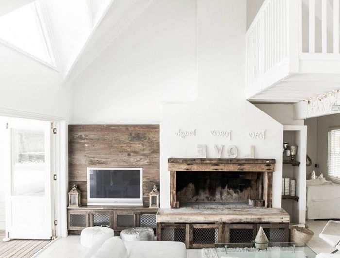 deckenpaneele streichen hohe decke einrichtung in weiß wohnzimmergestaltung kamin weißer sofa