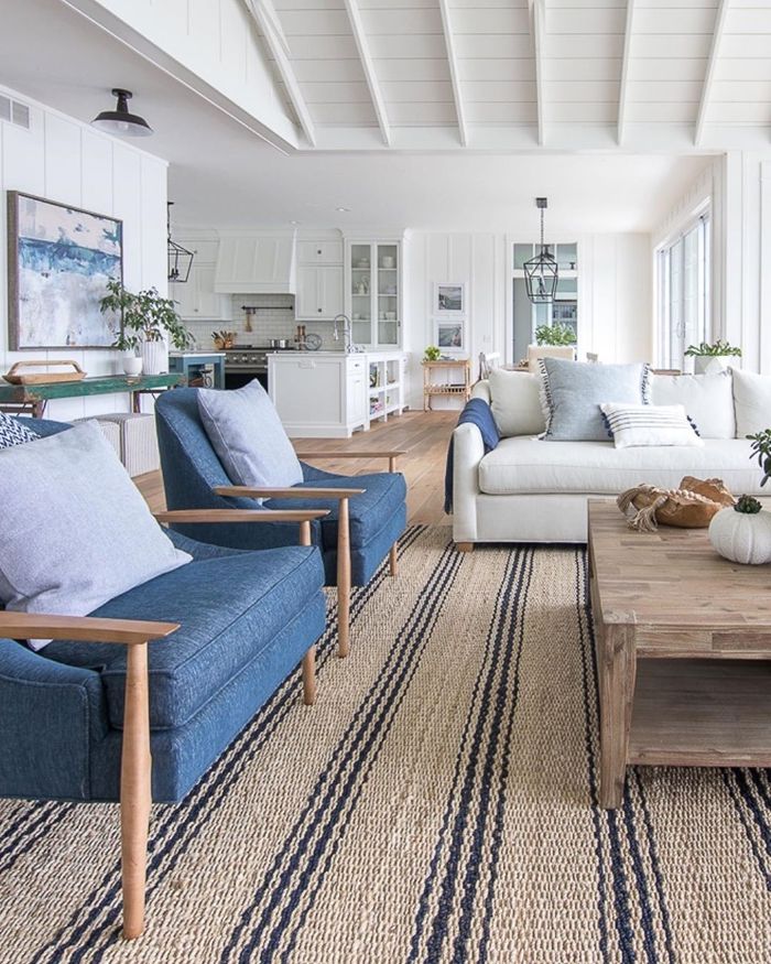 deckenpaneele streichen zimmereinrichten wohnzimmer sitzbereich teppich einrichtung in weiß und blau