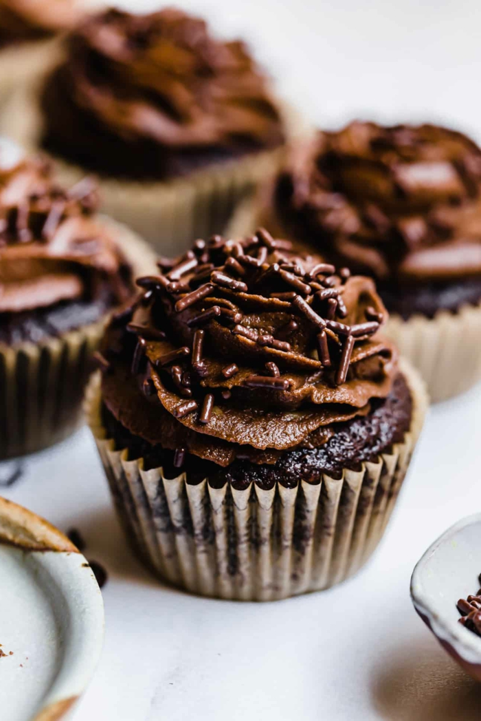 einfaches und leckeres cupcake rezept mit schokolade für kindergeburtstag selber backen glasur aus schokolade mit schokostreuseln