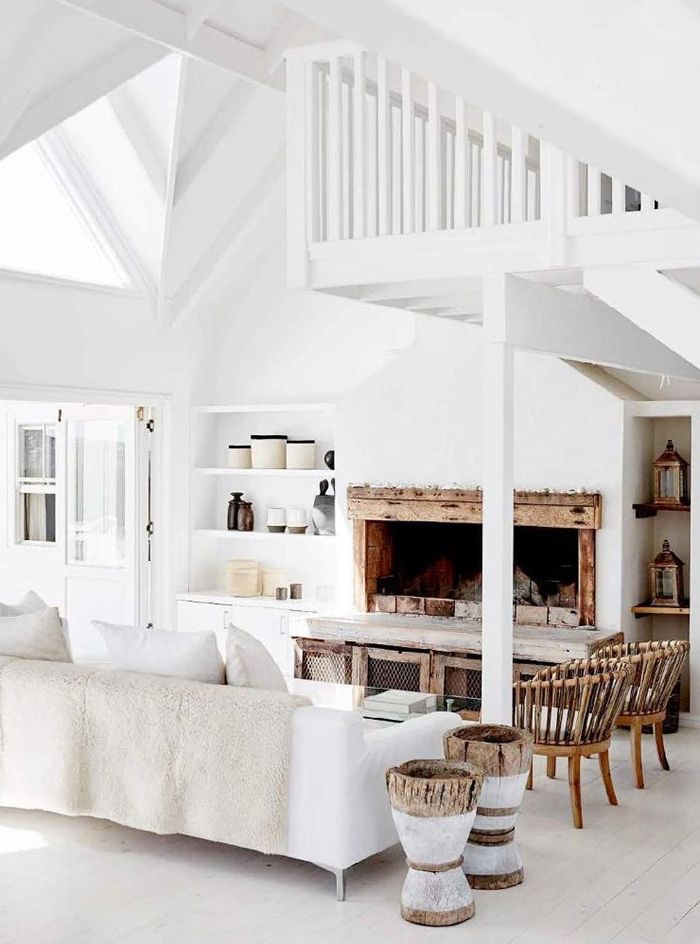 einrichtung in weiß zimmer mit hoher decke wohnzimmergestaltung in maritimem stil alte holzdecke weiß streichen ohne abschleifen