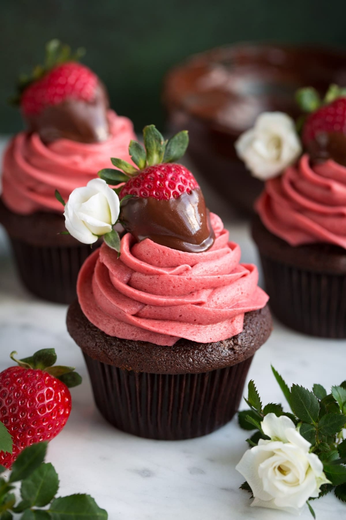 erdbeer buttercreme cupcakes schokolade backen dekoriert mit erdbeeren elegante desserts selber machen ideen