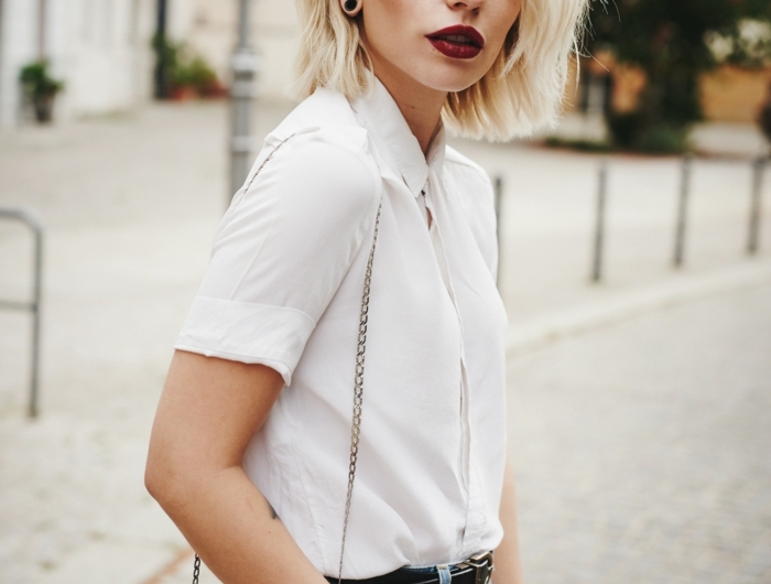 französischer stil street style jeans weißes t shirt casual outfit frisuren 2021 frauen bob kurze blonde haare