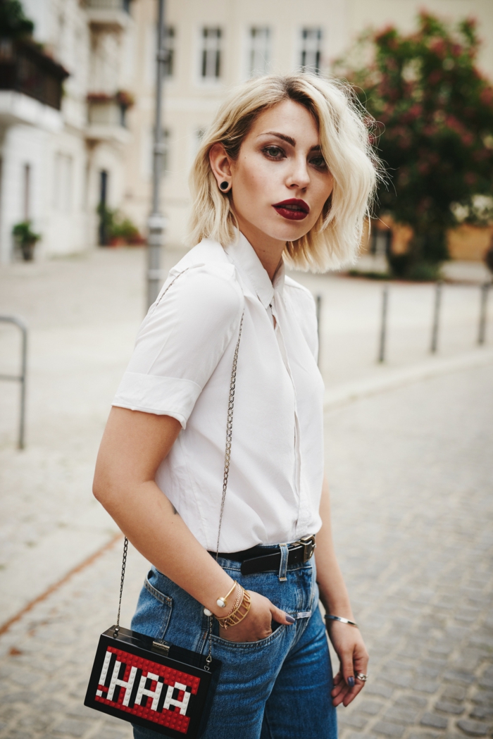 französischer stil street style jeans weißes t shirt casual outfit frisuren 2021 frauen bob kurze blonde haare