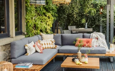 gartenmöbel aus holz gartenmöbel mit grauen kissen