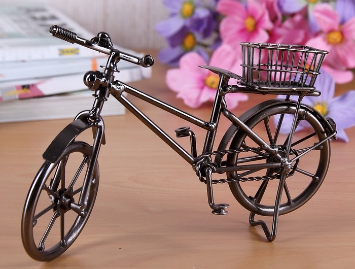 geschenk geburtstag 60 geschenke für frauen ab 60 deko fahrrad mit korb aus metall auf schreibtisch blumen