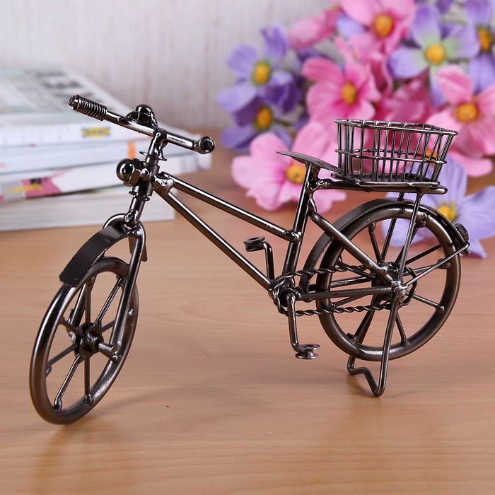 geschenk geburtstag 60 geschenke für frauen ab 60 deko fahrrad mit korb aus metall auf schreibtisch blumen