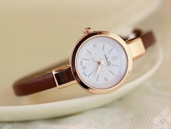 geschenke zum 60 geburtstag frau geschenke für frauen ab 60 60 geburtstag frau armbanduhr aus gold mit weißem zifferblatt elegante armbanduhr