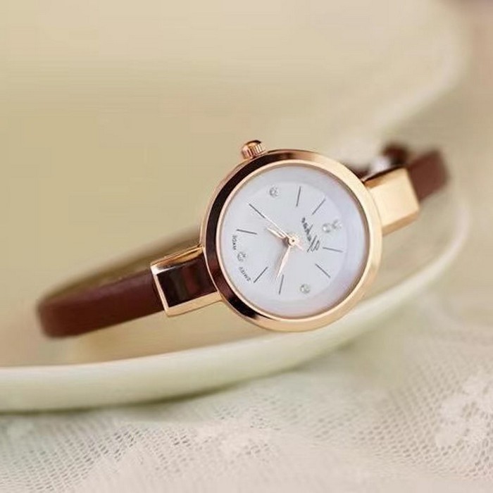 geschenke zum 60 geburtstag frau geschenke für frauen ab 60 60 geburtstag frau armbanduhr aus gold mit weißem zifferblatt elegante armbanduhr