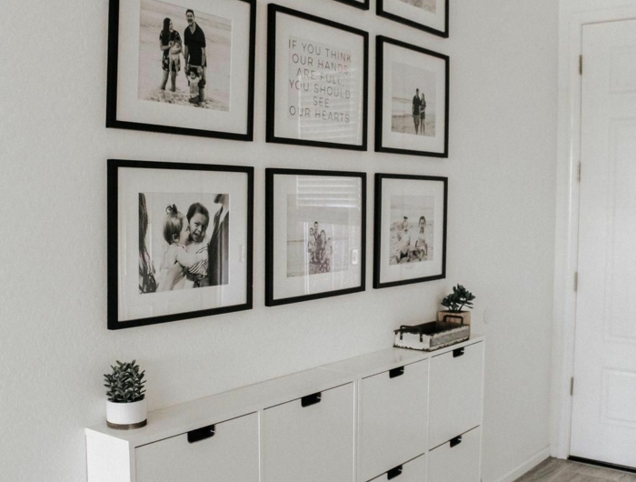 große fotowand mit vielen schwarz weißen fotos weißer schuhschrank minimalistische inneneinrichtung mini flur gestalten ideen und inspo