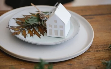 haus vor giftigen abgasen schützen luft reinig halten radon konzentration reduzieren radonova weiße figur haus auf weißen tellern