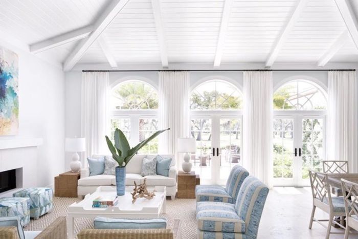 holzdecke streichen wohnzimmer gestalten einrichtung in martitimem stil moderne villa wohnzimmergestaltung in weiß und hellblau