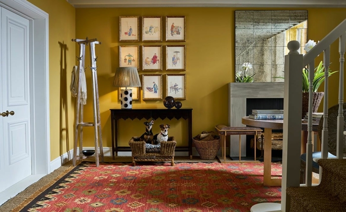 interior design 2021 farben treppenhaus beispiel wandfarbe gelb bilderwand minimalistische wanddekoration bilder roter teppich