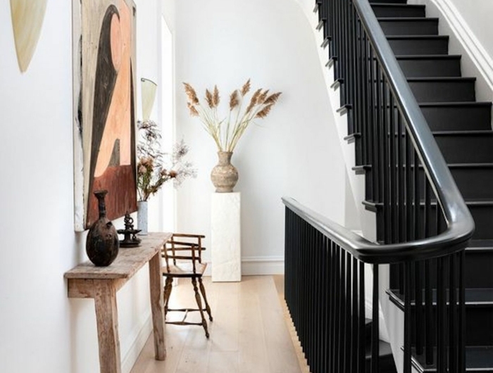 interior design ideen und inspiration eingangsbereich gestalten schwarze treppen großes gemälde an die wand flur ideen einrichtung modern