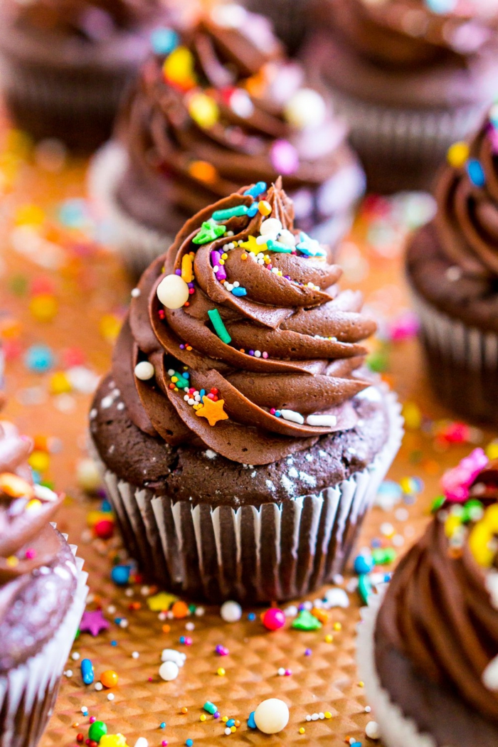 kindergeburtstag cupcakes schokolade rezept schoko bestreut mit bunten streuseln muffin rezept schoko mit schokoladen buttercreme