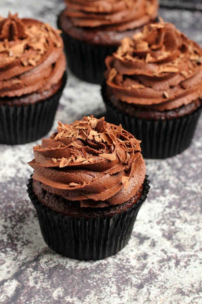 klassische schokoladen cupcakes mit schoko glasur buttercream cupcakes leckere ideen nachtisch