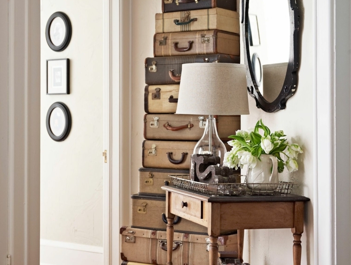 konsolentisch aus holz mit einer schublade vintage spiegel rund aufeinander gelegte alte koffer originelle deko ideen flur gestaln inspiration