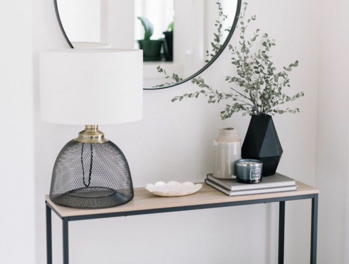 konsolentisch aus holz mit metallbeinen großer runder moderne lampe schwarzer deko korb minimalistisches interior design schmalen flur gestalten