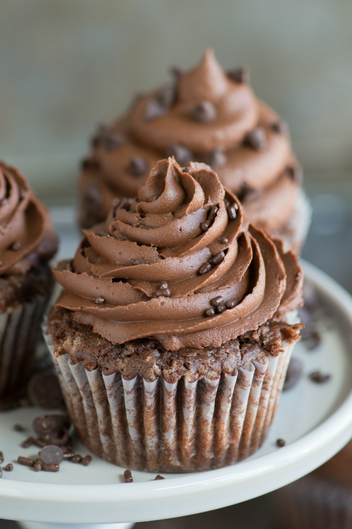 kuchen selber backen cupcakes schokolade mit schoko glasur und schoko streuseln leckere backideen inspiration