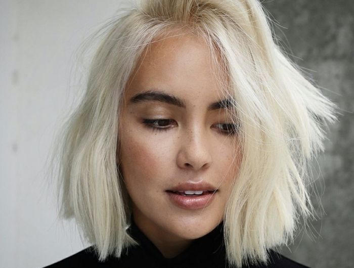 kurze haare frisuren platinum blond choppy bob feines haar kruzhaarfrisuren 2021 coole inspiration minimalistisch geschminktes gesicht