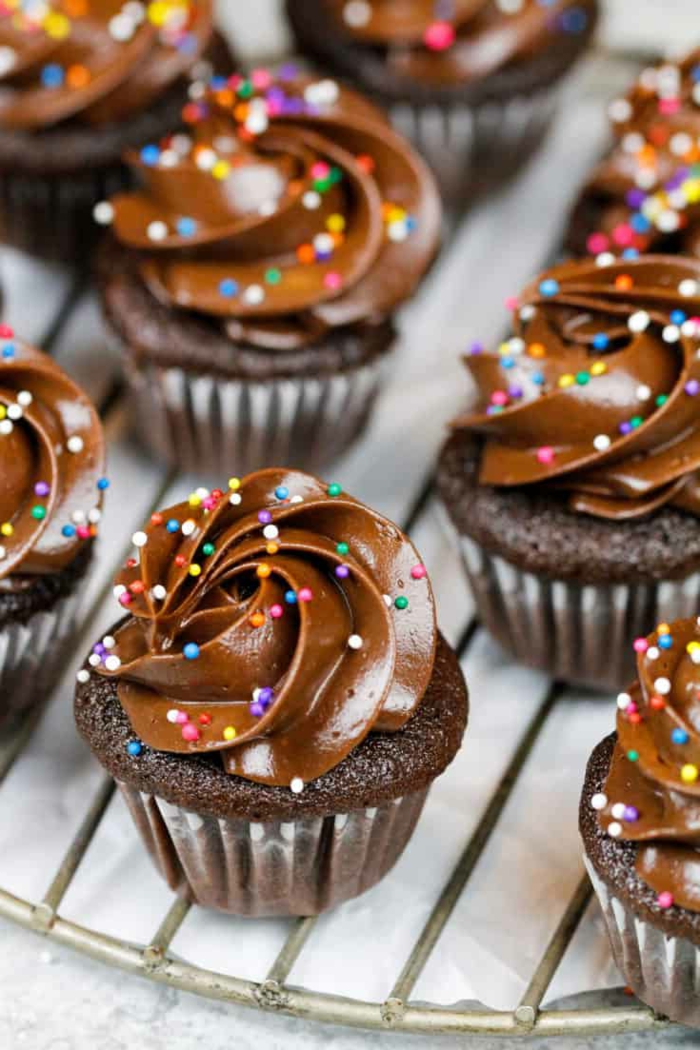 leckere cupcakes mit schoko glasur dekoriert mit bunten streuseln cupcakes schokolade selber backen